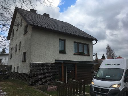 Foukaná izolace stropů rodiného domu v Českém Herálci